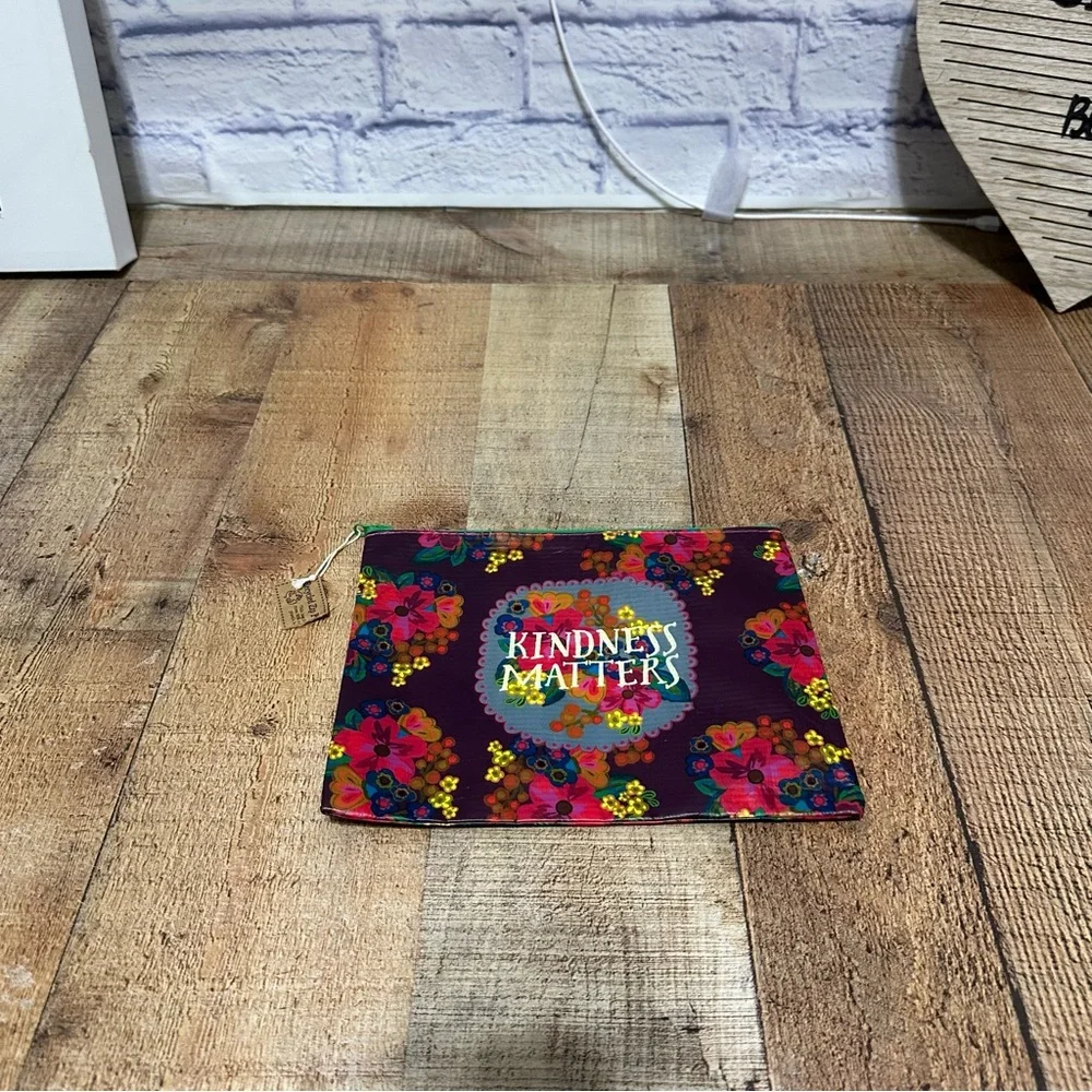 NATURAL LIFE RECYCLED ZIP POUCH KINDNESS MATTERS